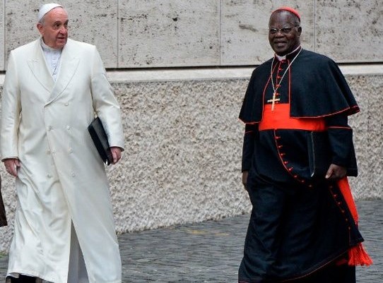 Paus Franciscus en kardinaal Laurent Monsengwo Pasinya naar aanleiding van een bijeenkomst van de Raad van Kardinalen in Rome