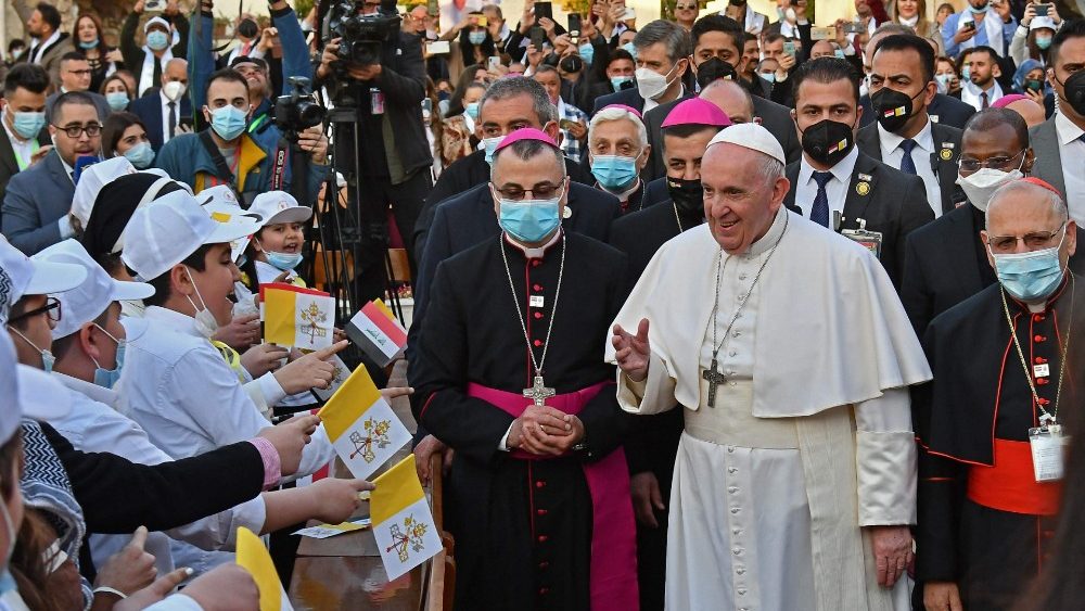 Paus Franciscus in Bagdad met de Chaldeeuwse patriarch en kardinaal Louis Raphael Sako aan zijn zijde