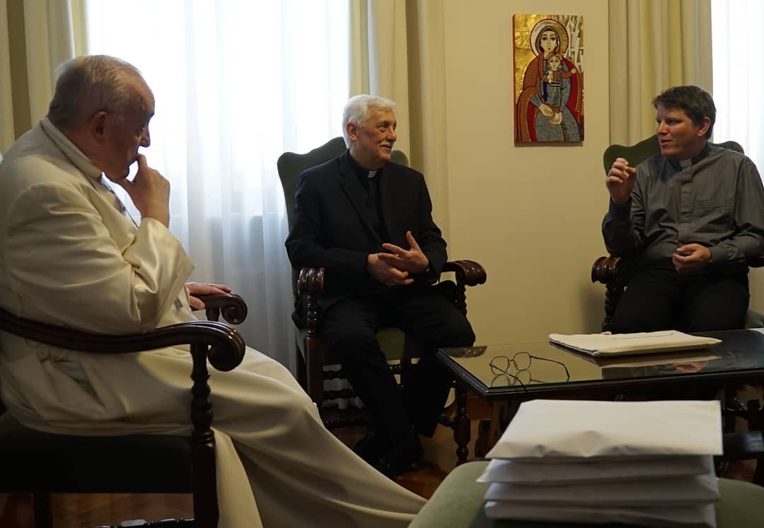 Paus Franciscus, generale overste van de jezuïeten Arturo Sosa Abascal en Pascal Calu