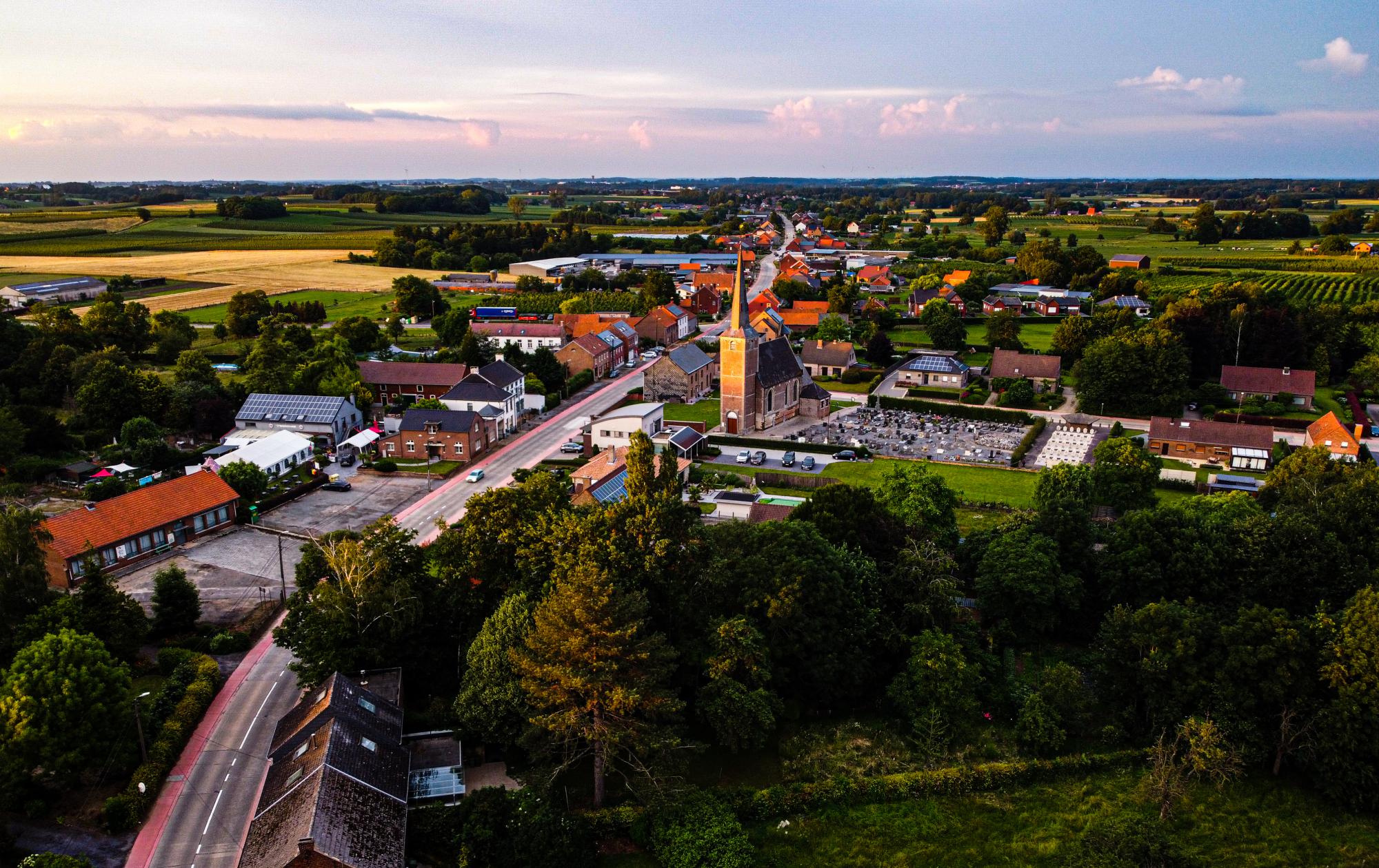 Ontdek de merkwaardig smalle Sint-Matteuskerk, oudste gebouw van het dorpje en kleinste kerk van het Hageland.