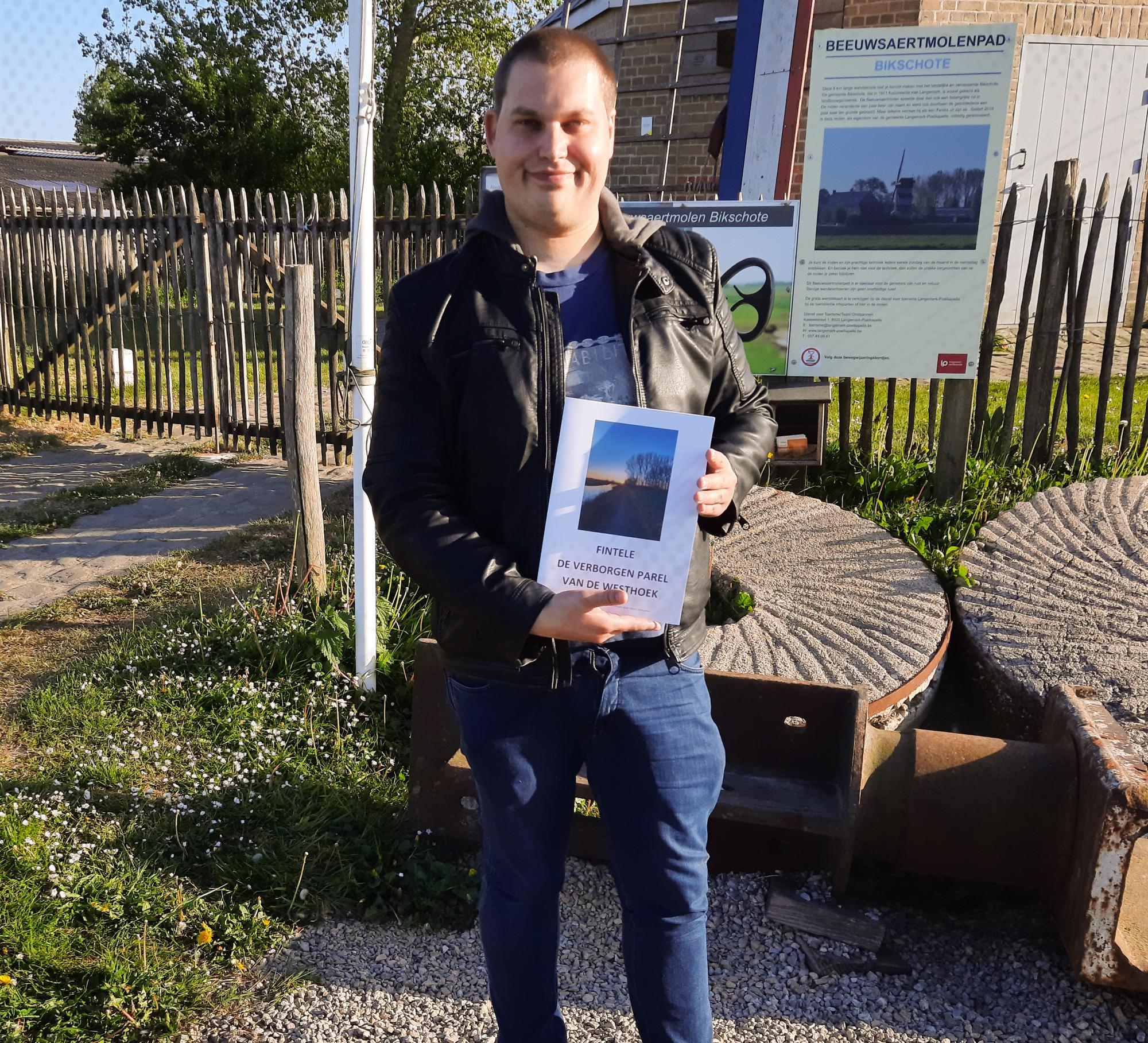 Pieter Deruytter toont zijn boek over De Fintele, een charmante stek in Pollinkhove. De verkoop is ten voordele van de brancardiers van Jubilo.