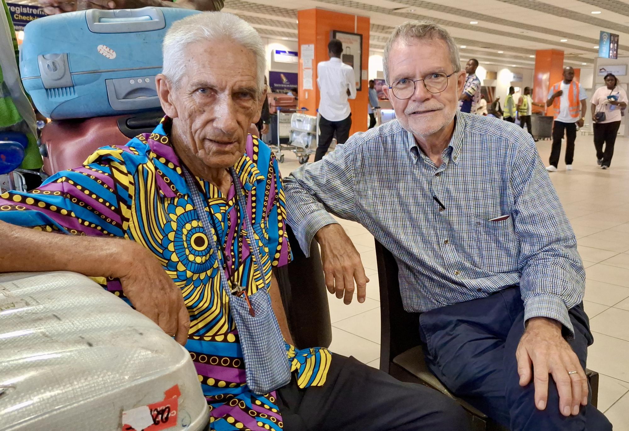 Pol Feyen (links) en Ward Ceyssens (rechts) in de luchthaven