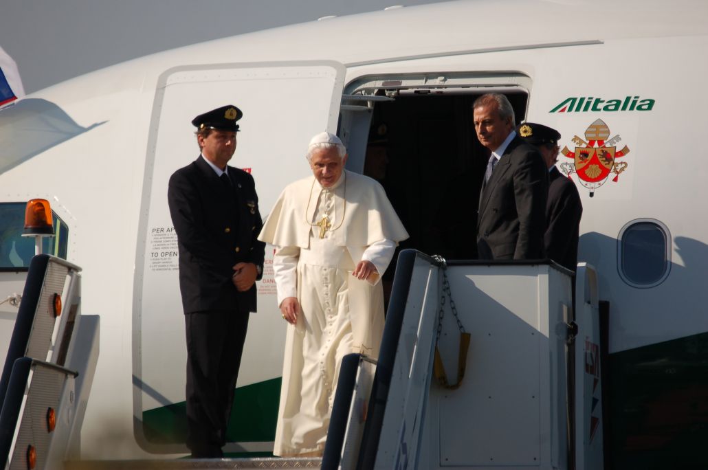 Paus Benedictus XVI bij zijn aankomst op het vliegveld van Praag