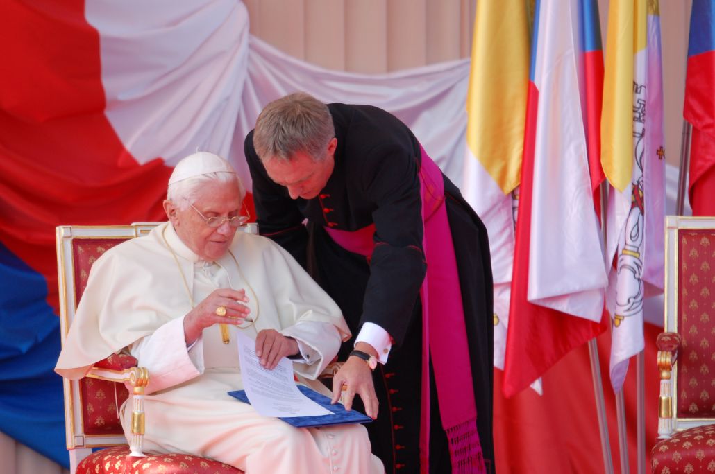 Paus Benedictus XVI treft de laatste voorbereiding voor een toespraak