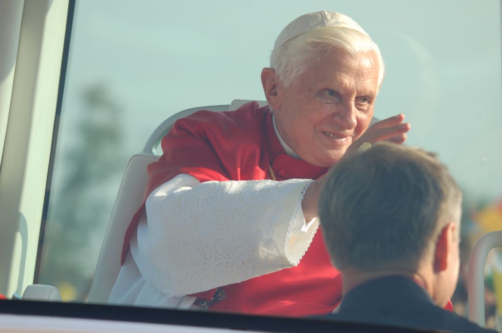 Paus Benedictus XVI groet de gelovigen vanuit zijn 'pausmobiel'