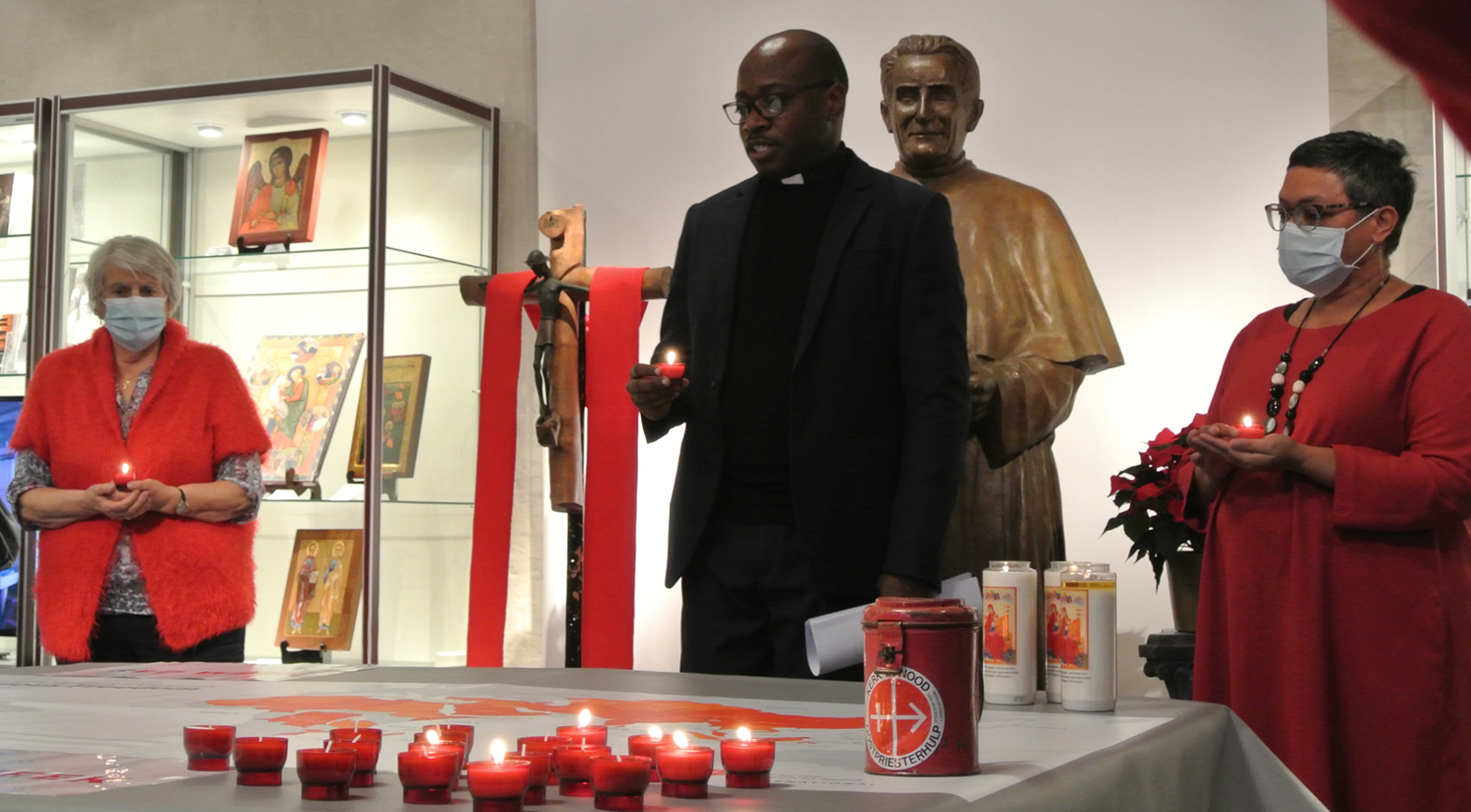 Priester Gideon Edos Obasogie en Uma Wijnants, directrice van Kerk in Nood België