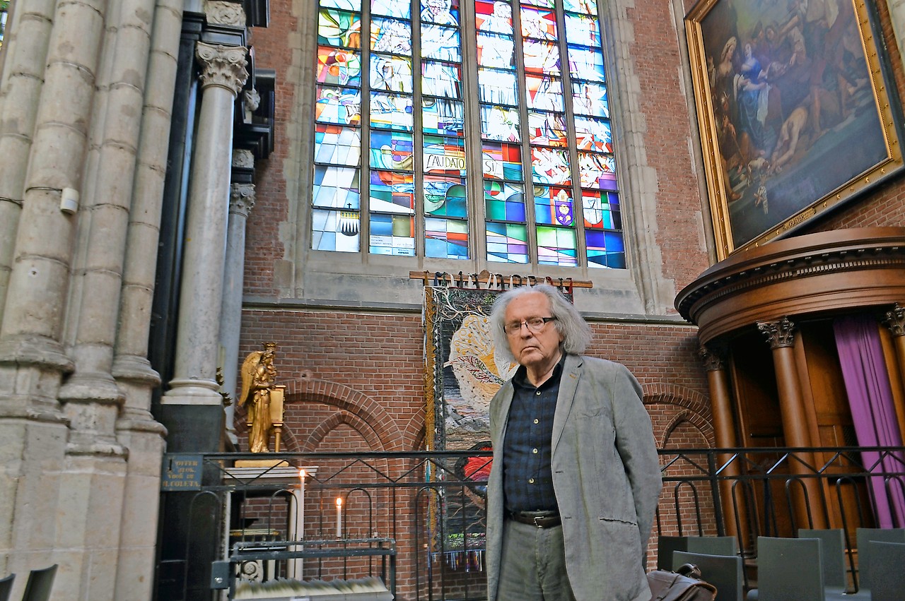 Harold Van de Perre bij het Laudato Si'-glasraam in de Sint-Baafskathedraal.