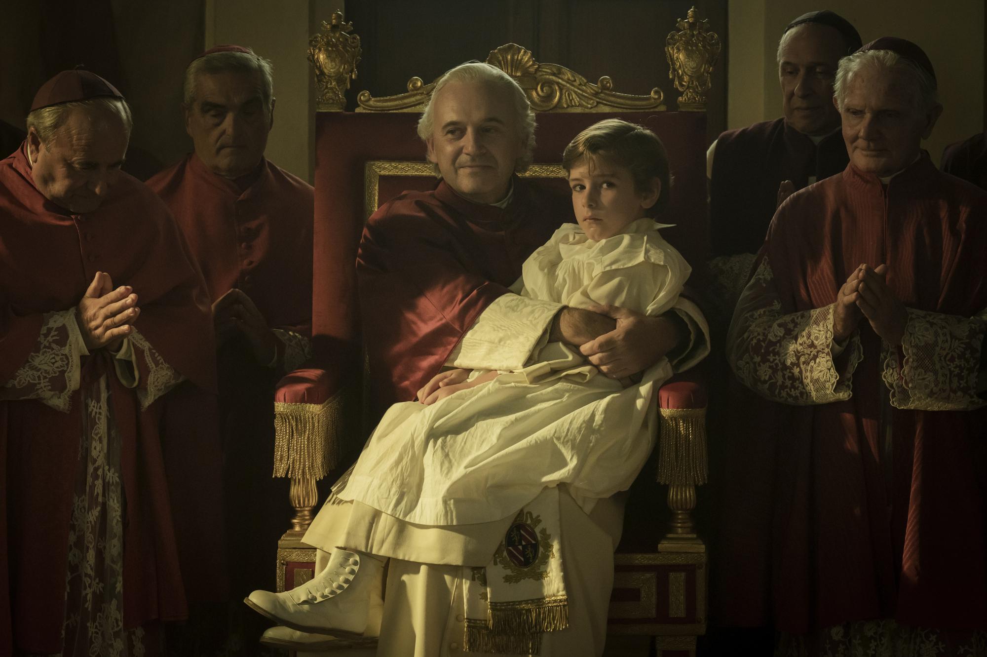 Een bevreemdend beeld uit de film ‘Rapito’: Edgardo met zijn adoptievader, paus Pius IX. 