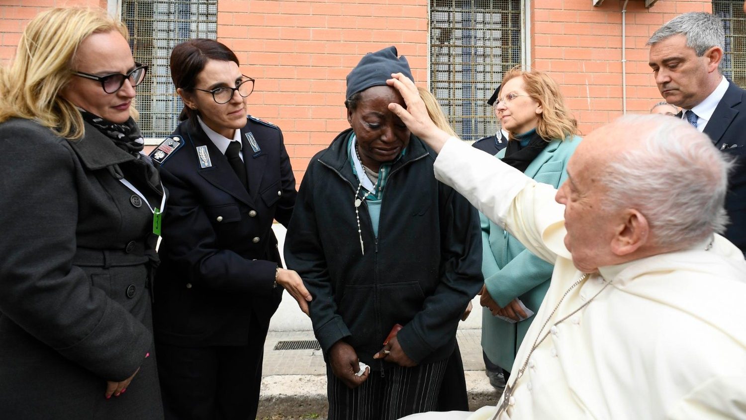 Paus Franciscus zegent een gedetineerde van Rebibbia, waar hij voor de tweede keer Witte Donderdag viert en de voeten van gevangenen wast.