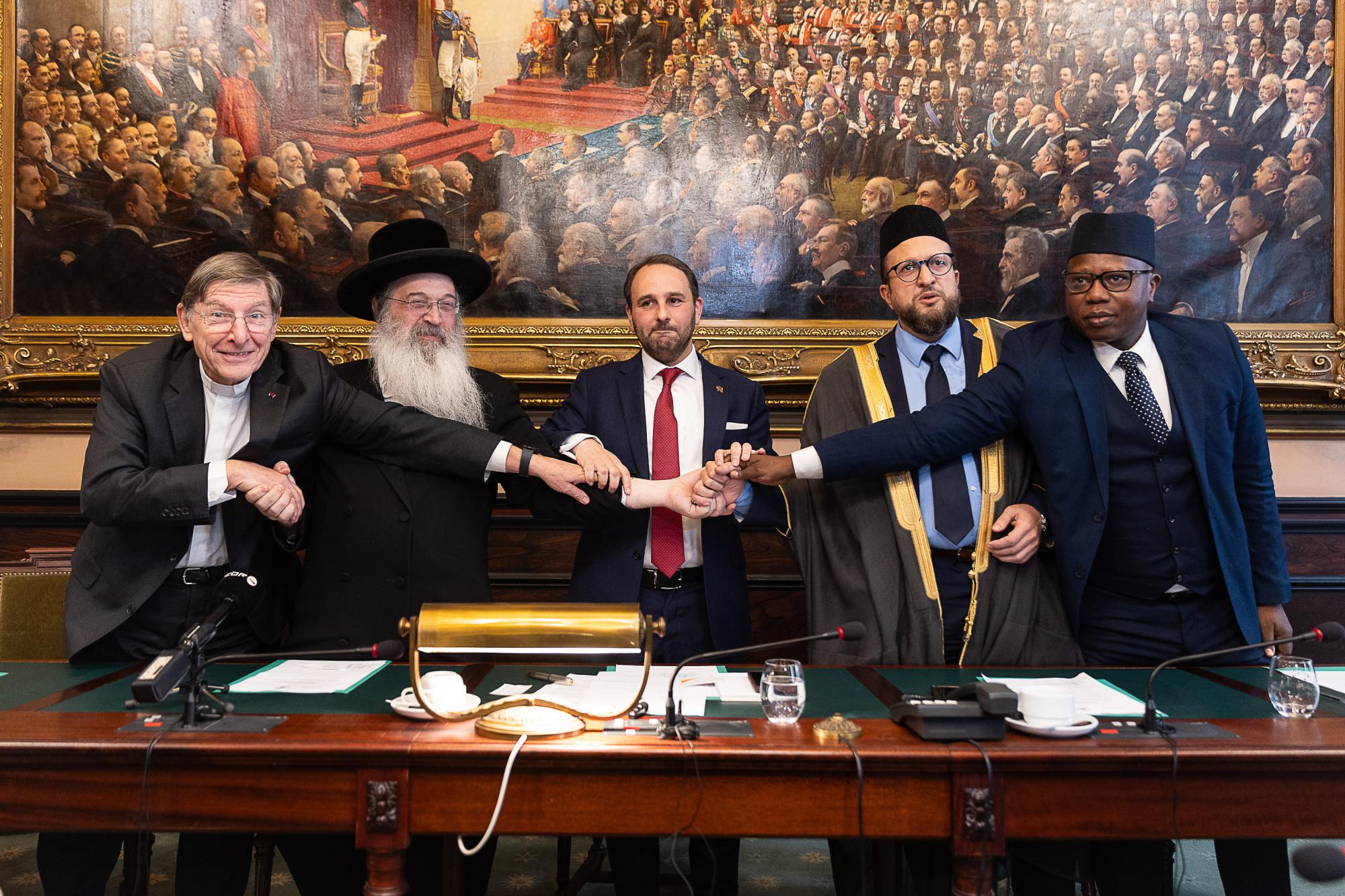 Pastoor Rik Hoet met opperrabbijn Padwa en andere religieuze leiders in het federale parlement. 