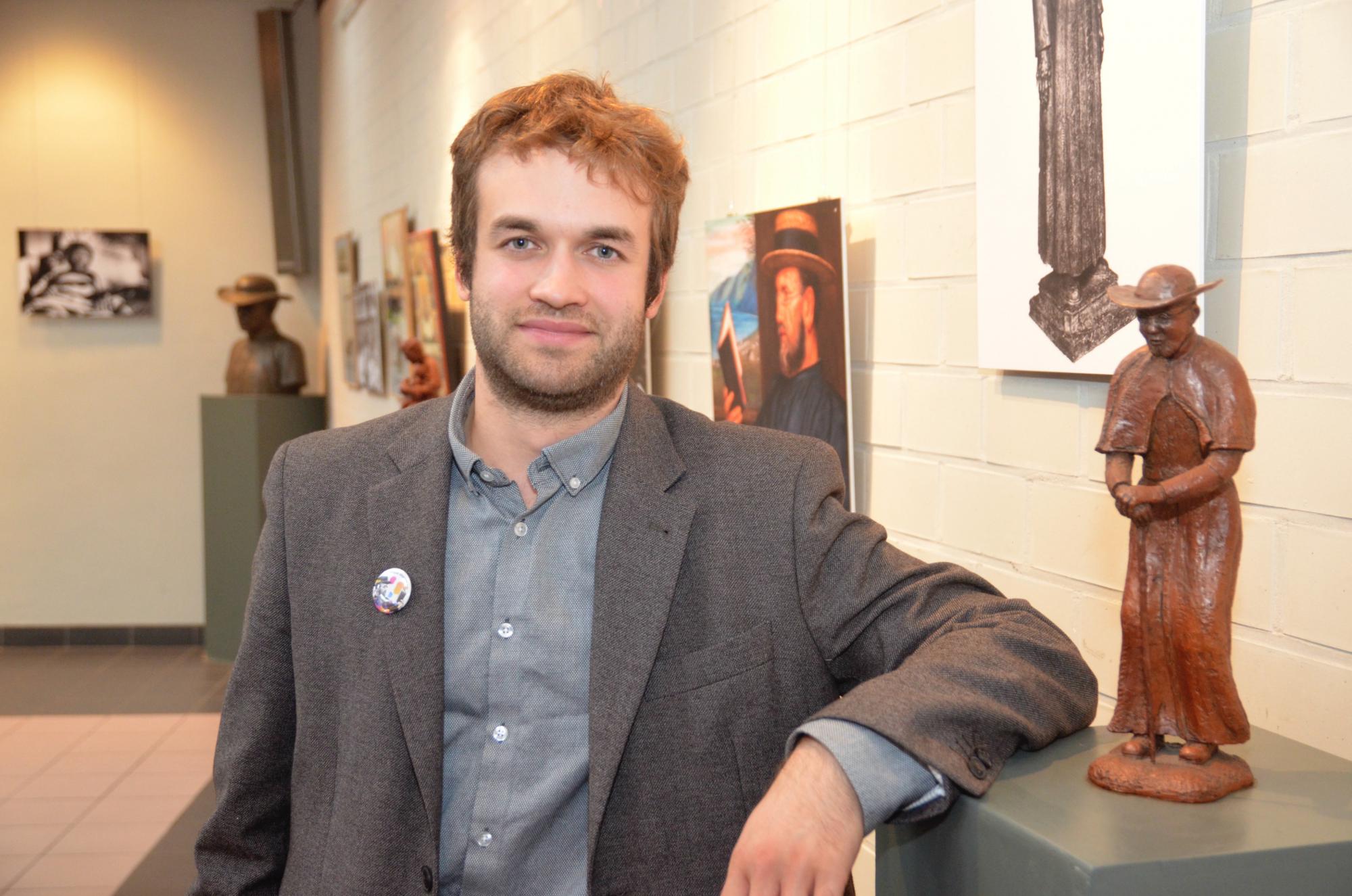 Ruben Boon, projectleider van Damiaan Vandaag, laat Hawaïaanse stemmen over pater Damiaan klinken in biografie en museum. 