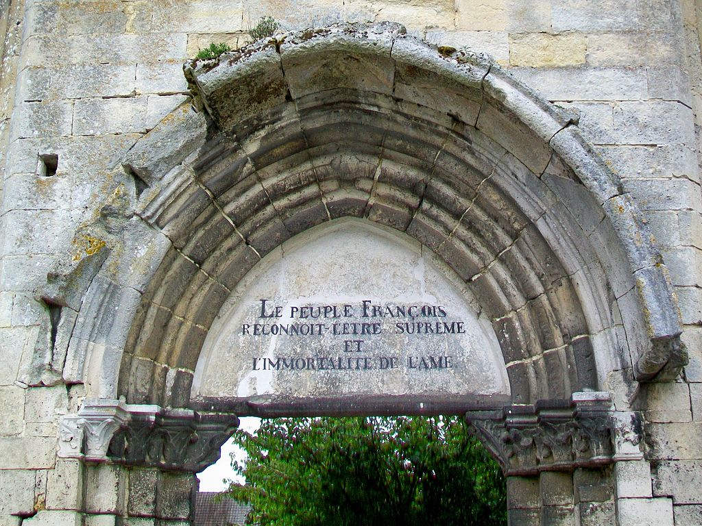 Inscriptie die herinnert aan de cultus van het Opperwezen op het portaal van de ruïnes van de collegiale Sint-Thomaskerk in Crépy-en-Valois