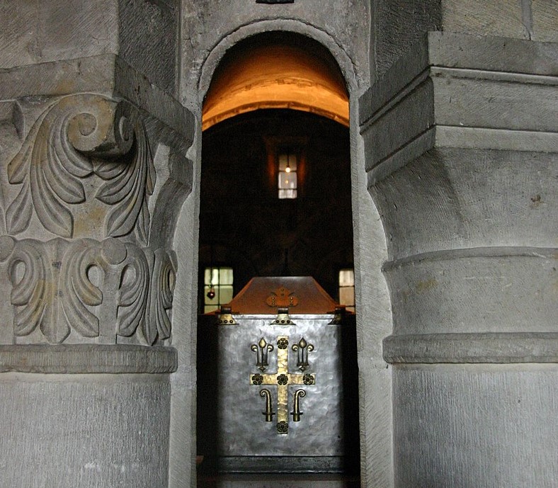 De reliekhouder van Sint-Benedictus in de crypte van de abdij van Fleury