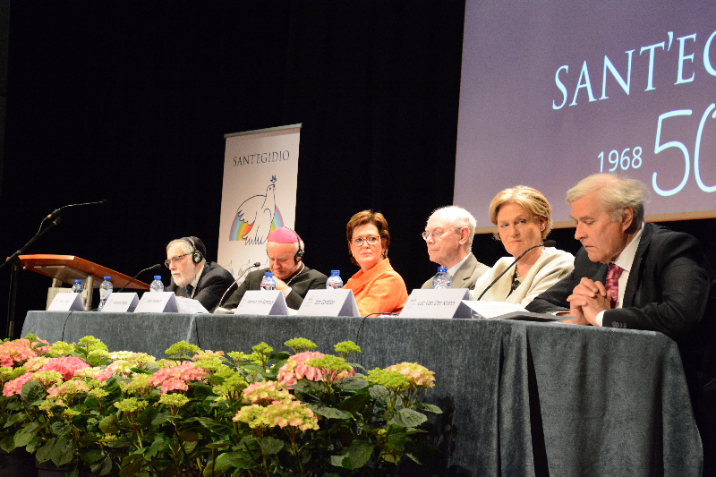 Van rechts naar links: editorialist Luc Van der Kelen, professor Bea Cantillon, minister van Staat Herman Van Rompuy, Sant'Egidio-voorzitster Hilde Kieboom, mgr. Vincenzo Paglia en opperrabbijn Albert Guigui