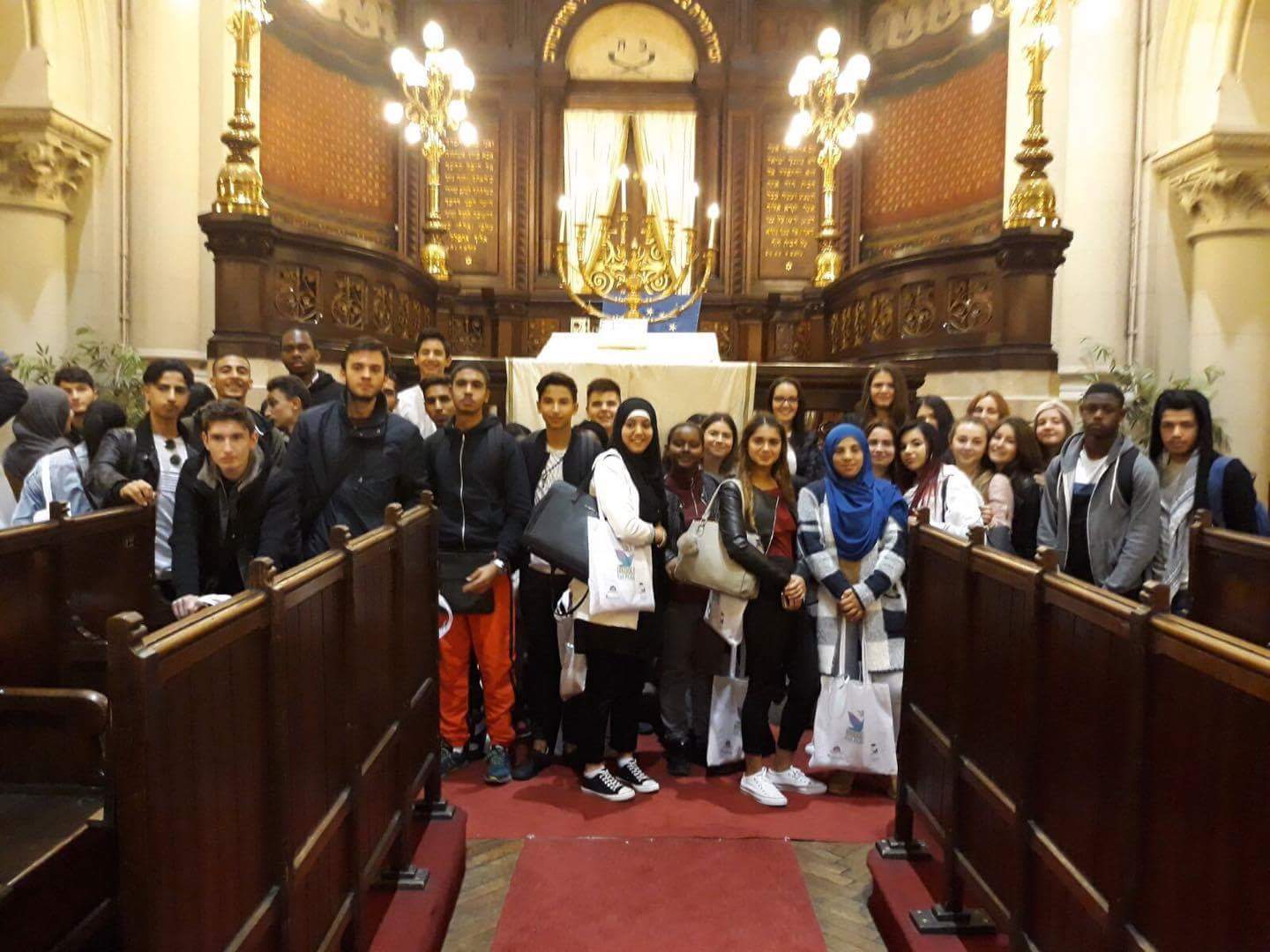 Scholieren van verschillende levensbeschouwingen samen in de Brusselse Grote Synagoge