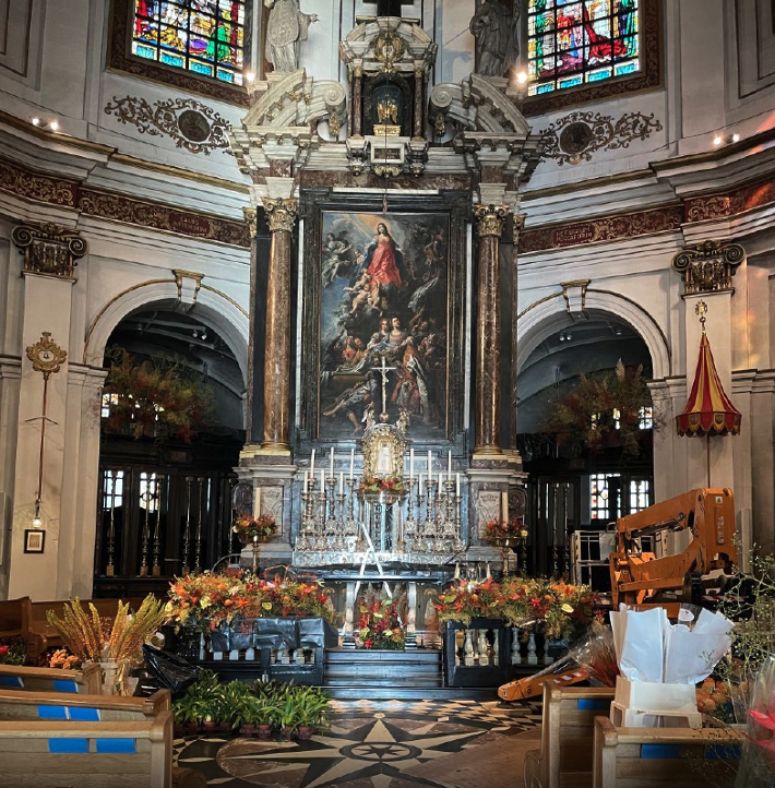 In de basiliek van Scherpenheuvel prijkt een schilderij van de tenhemelopneming van Maria door Theodoor van Loon. 