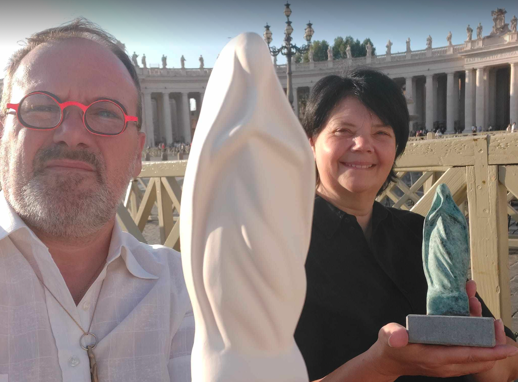 Els De Coker met haar Mariabeeldjes bij het Vaticaan