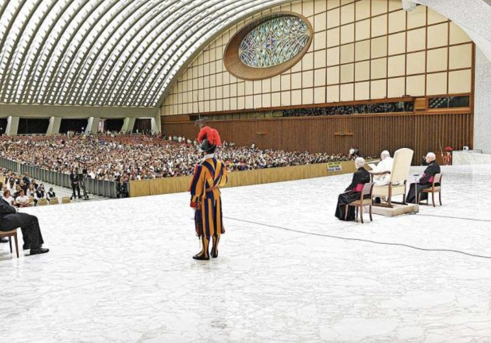 De synode vindt plaats in de indrukwekkende Paulus VI-zaal van het Vaticaan. 