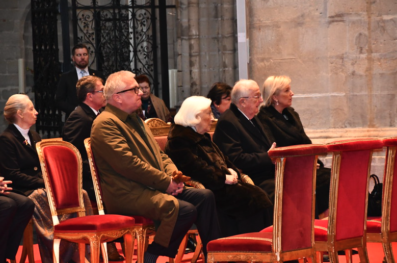 Prins Laurent, koningin Paola, koning Albert en prinses Astrid vertegenwoordigden de koninklijke familie.