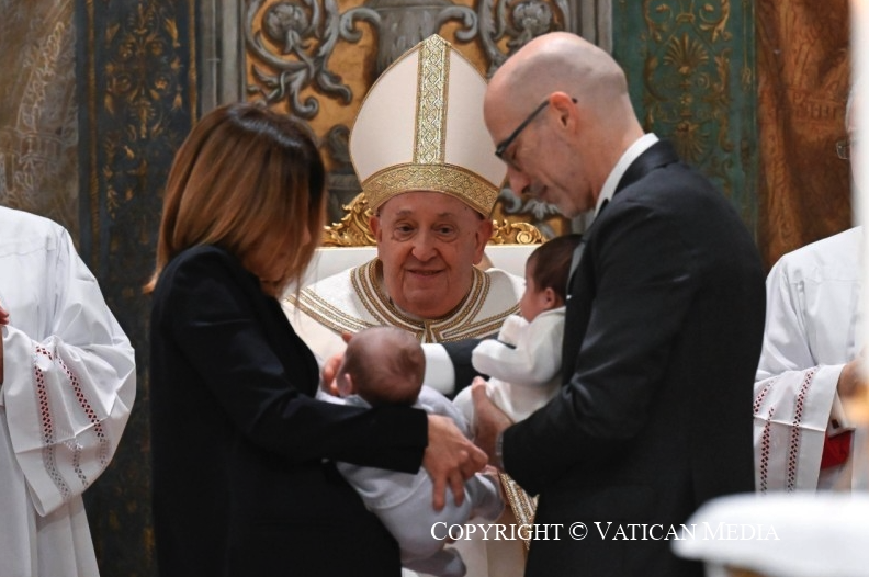 Zestien baby's ontvingen het sacrament van het doopsel tijdens een viering in de Sixtijnse Kapel.