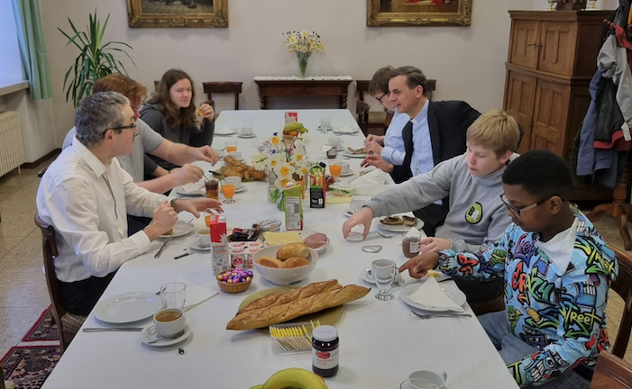 Aartsbisschop Luc Terlinden ontbeet met de misdienaars van de Sint-Romboutskathedraal en bezocht nadien met hen het bisschoppelijk paleis met tuin. 