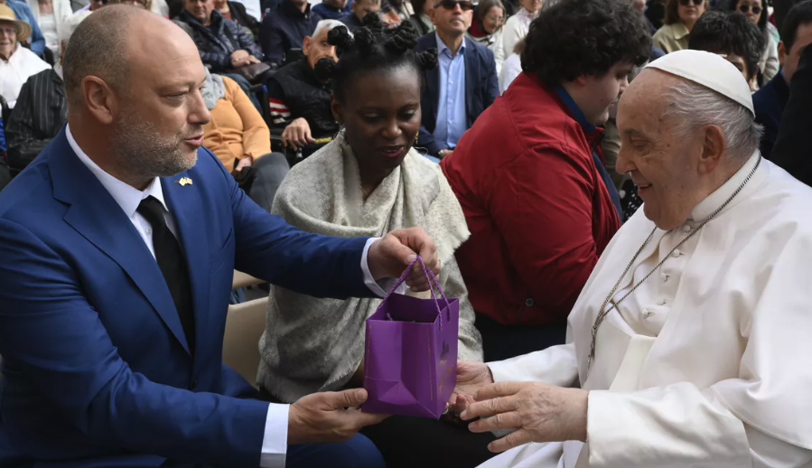 Persoone kon de paus vijf minuten spreken: ‘Hij zei dat hij ons werk in Congo waardeert.’