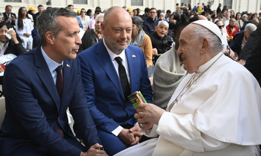 Dominique Persoone (centraal) met zijn zakenpartner Dimitri Moreels bij de paus.