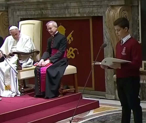 Paus Franciscus luistert ademloos naar jongenssopraan Matteo Ruggeri.