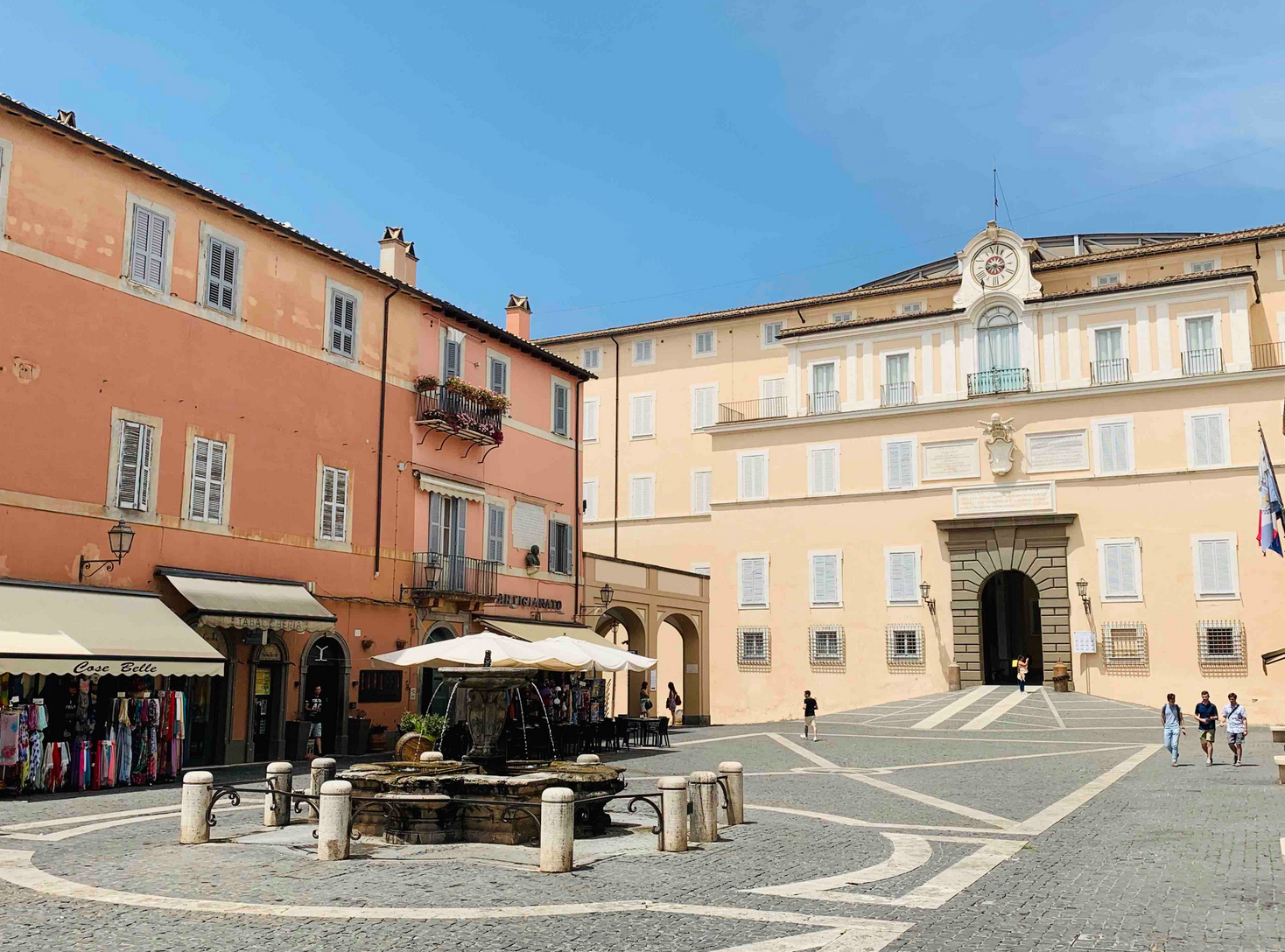 Piazza della Libertà, het plein voor het Palazzo Apostolico. 