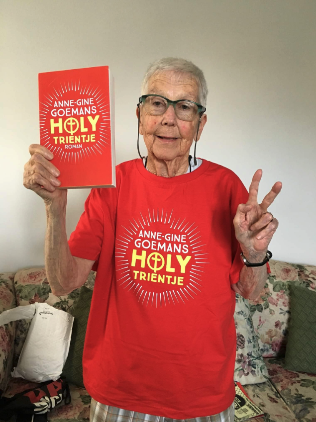 Megan Rice poseert met het boek (en T-shirt) van de Nederlandse schrijfster.