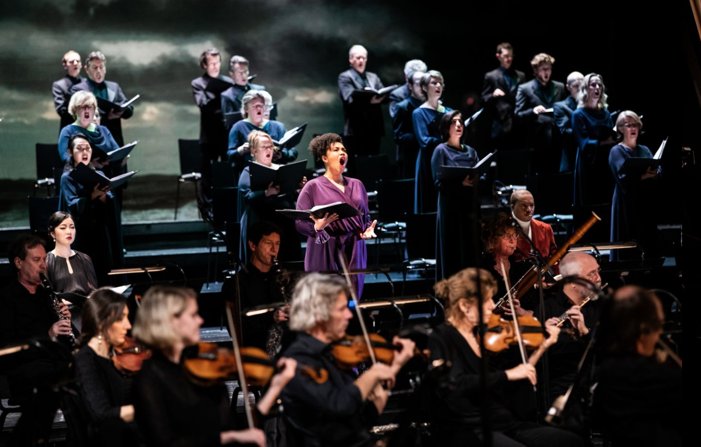 Solisten, koor en orkest van de Nederlandse Opera.