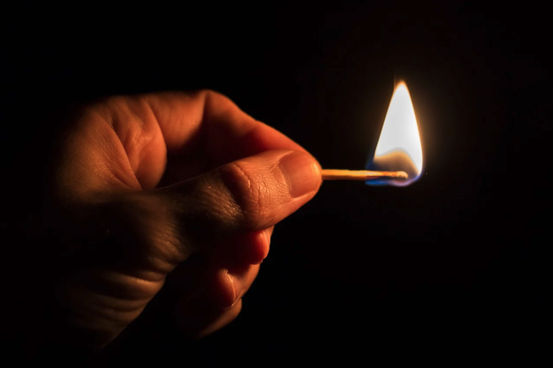 Na een tijd van duisternis en kou snakken we naar het licht in elkaars ogen, naar de warmte van elkaars armen. 