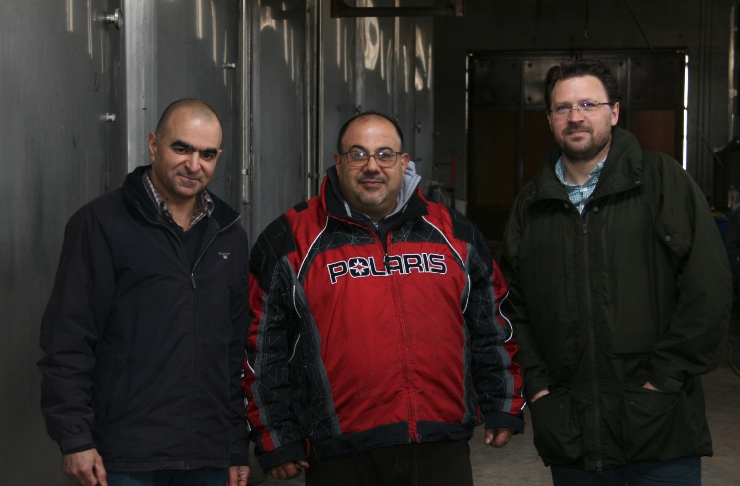 Pater Charbel (midden), met links oprichter/eigenaar Charles Eid en rechts de Duitse wijnconsultant Ulrich Hoffmann. 