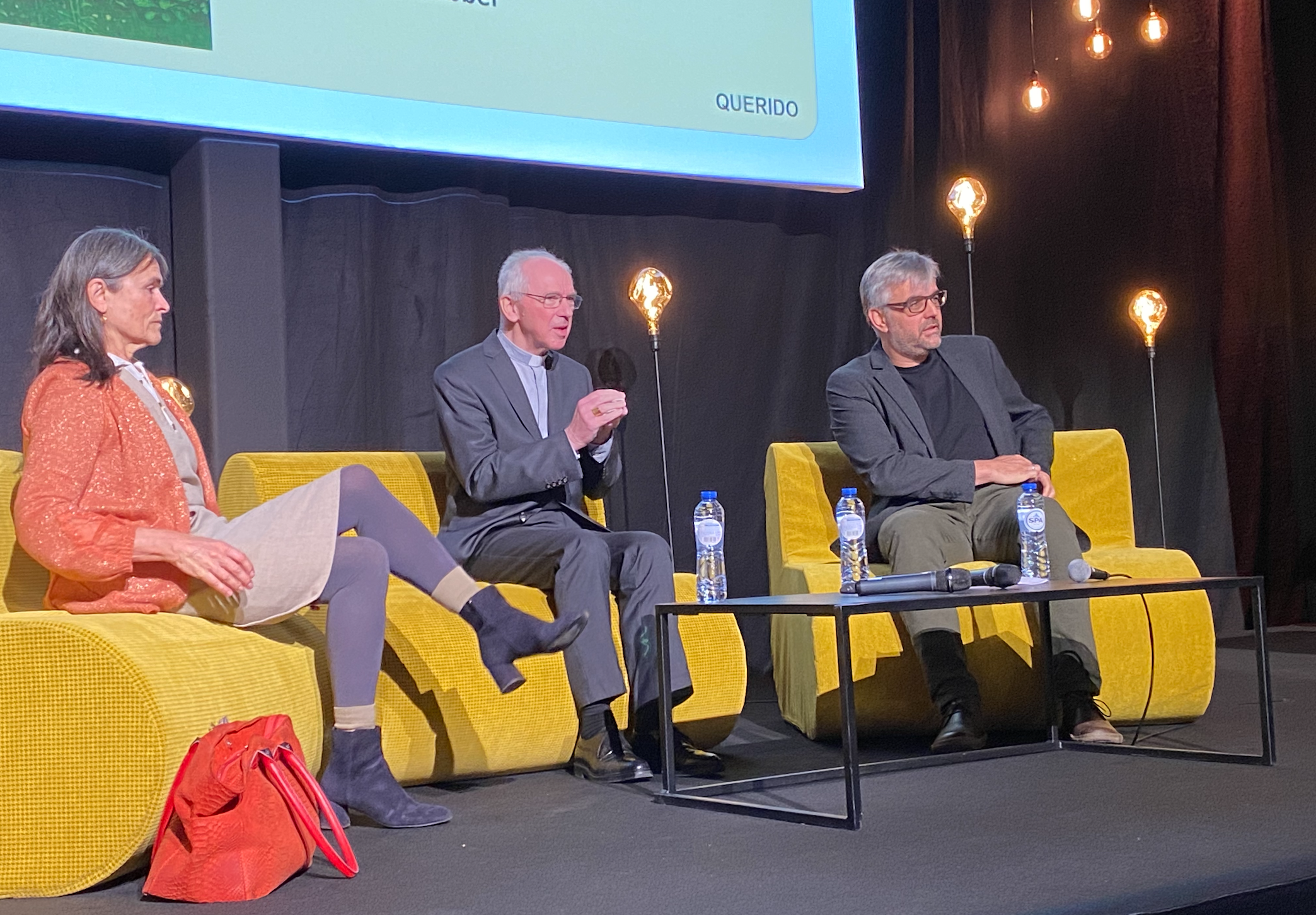 Kristien Hemmerechts, kardinaal Jozef De Kesel en moderator Geert De Cubber.