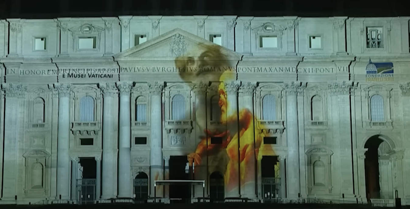 Schermafbeelding 'Volg mij' videoprojectie op de gevel van de Sint-Pietersbasiliek in Rome.