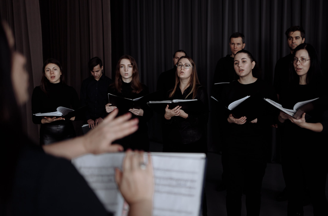 Naar Britse traditie is koormuziek alom aanwezig.