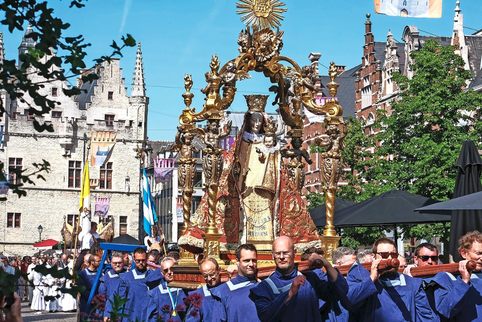 De Mechelaars blijven jaarlijks het Mariabeeld door de stad dragen. 