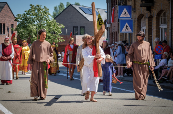 Traditiegetrouw trekt op de eerste zondag na Pinksteren de Heilig Bloedprocessie door Voormezele.