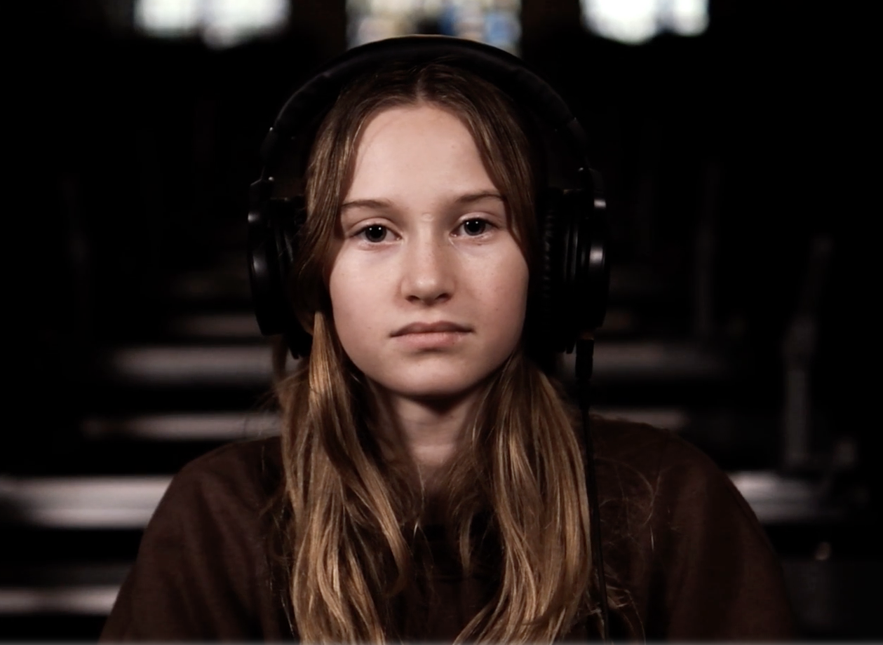 Leerlingen van Sancta Maria Leuven nemen met koptelefoon op plaats voor de camera en tonen wat de verhalen van vluchtelingen met hen doen.