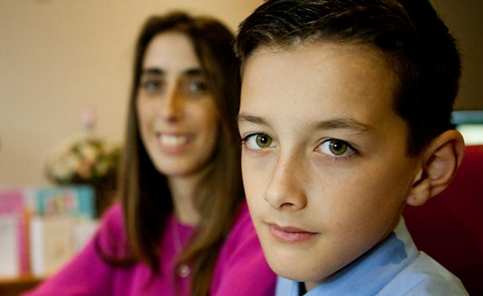 Tom (10) zorgt voor zijn zieke moeder. © BBC