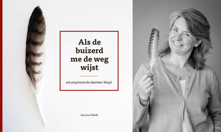 Jasmine Debels en de cover van haar boek.