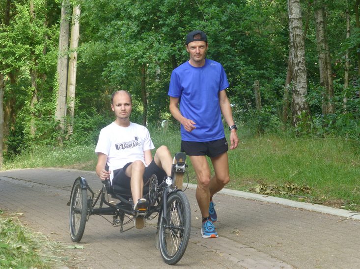 Johan met zijn zoon Pieter, die hem soms vergezelt tijdens trainingen.