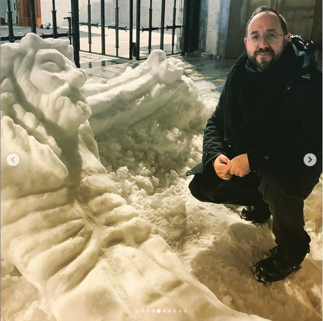 Pastoor Toño Casado bij zijn kruisbeeld uit sneeuw voor de kerk van Nuestra Señora del Pilar in Madrid.