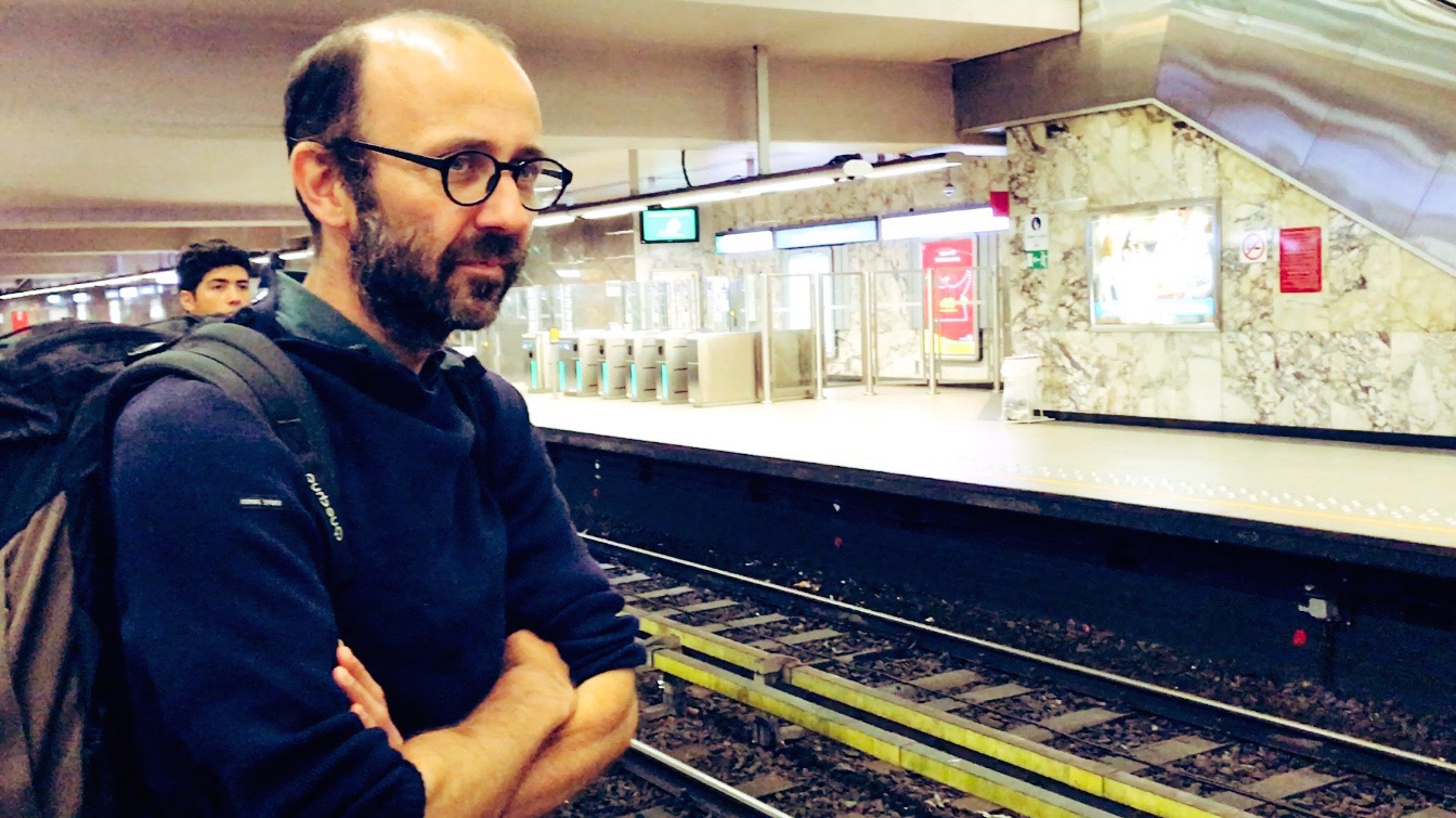 Sébastien de Fooz trekt een maand lang door Brussel op zoek naar de krochten van de stad en van zijn ziel.