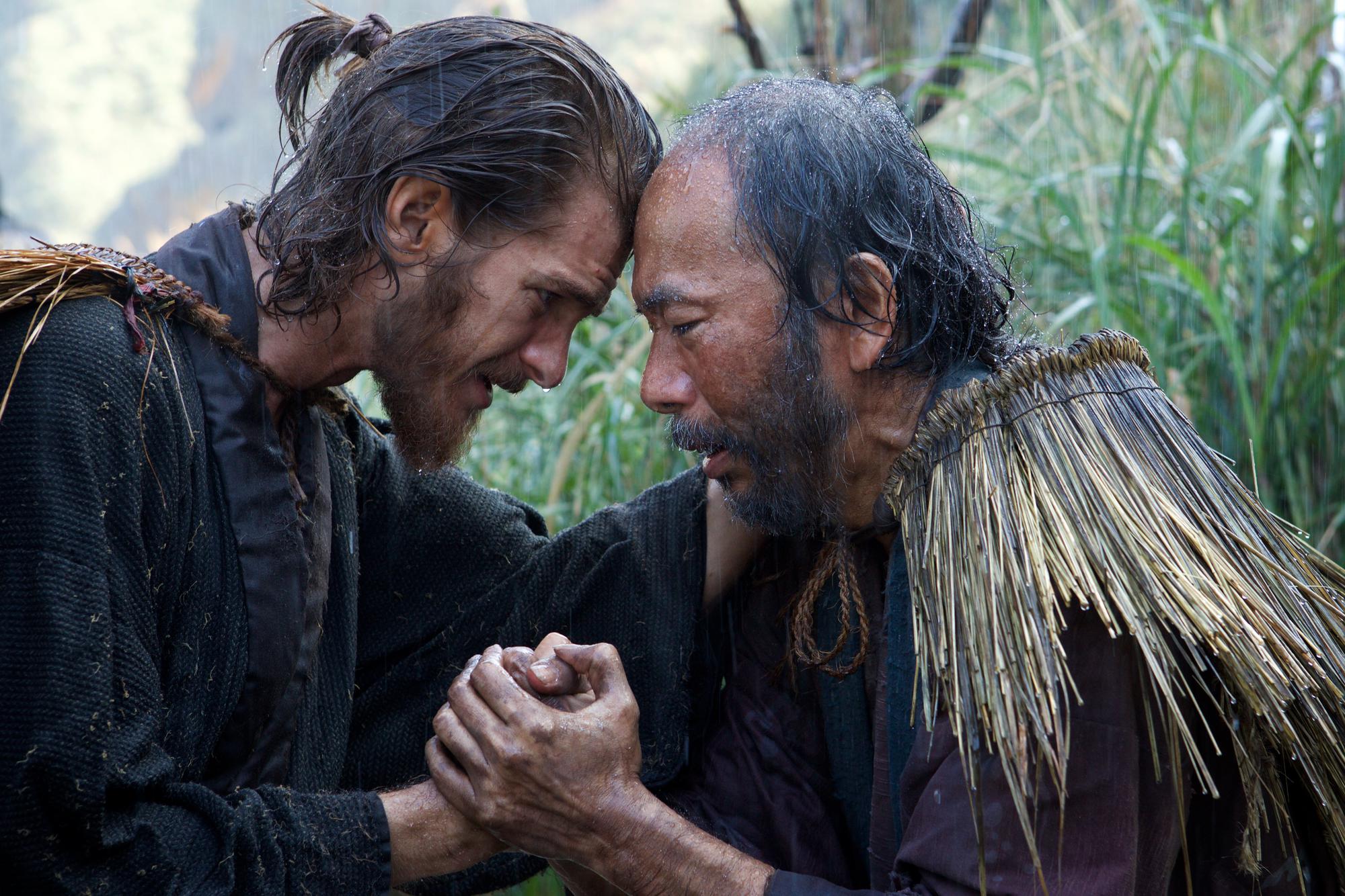 Scène uit de film 'Silence'. Pater Rodrigues bemoedigt een christen die marteling te wachten staat. 