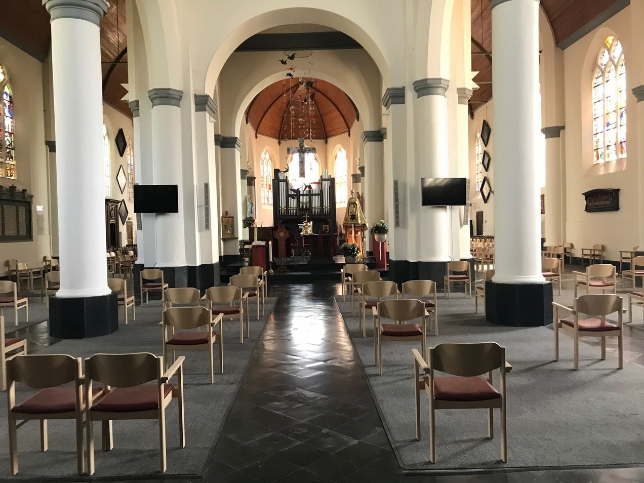 Stoelschikking in de Sint-Pieterskerk in Oostkamp: verspreid per 1, 2 of 3, al naar gelang de bubbels. Enkel stewards kunnen de schikking nog aanpassen bij het begin van de viering. 