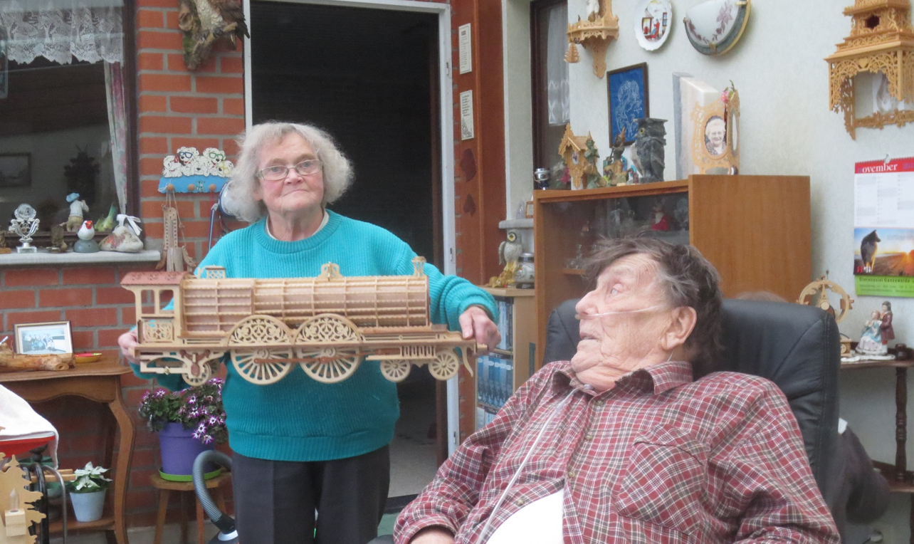 De stoomlocomotief die Maria in de tijd met haar partner Staf maakte. 