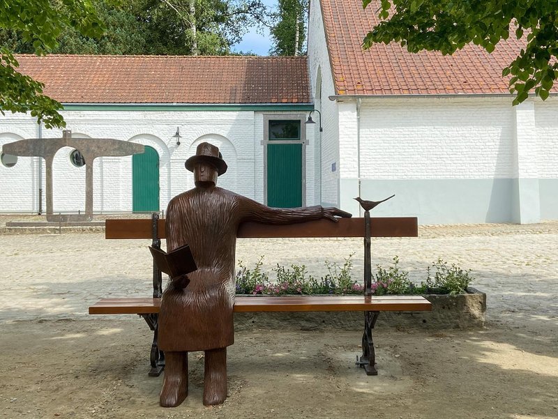 Het typische mannetje van Jean-Michel Folon, gezellig op een bank bij zijn museum in het Solvaypark in Terhulpen.