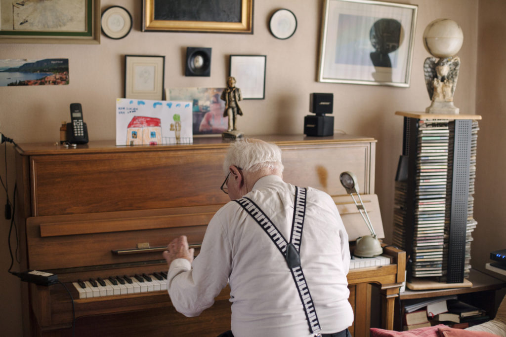 Griet moedigt Lucien aan de openbare piano in de stadshal op te zoeken.