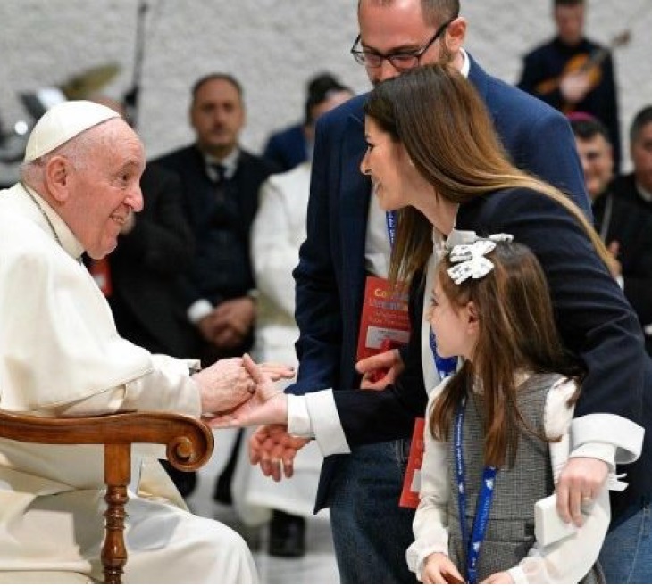 Paus Franciscus met een Syrisch gezin dat via een humanitaire corridor Europa bereikte